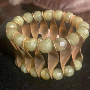 Vintage BoHo, Costume Jewelry, Goldtone Green Beaded, Stretch Bracelet 💜🔥⭐️💜
